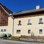 Farm stay Neufangbauer, Familie Sabine Und Peter Hauser Dorfgastein
