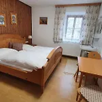 Farm stay Neufangbauer, Familie Sabine Und Peter Hauser *